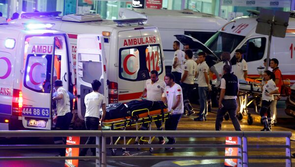 На месте теракта в международном аэропорту Ататюрка в Стамбуле, Турция - Sputnik Узбекистан