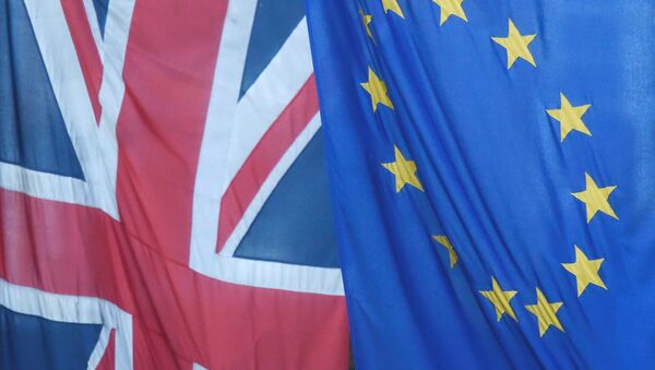 Флаги Британии и ЕС. - Sputnik Узбекистан