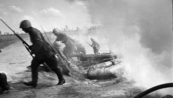 Советские солдаты форсируют водный рубеж - Sputnik Ўзбекистон