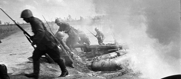 Советские солдаты форсируют водный рубеж - Sputnik Узбекистан