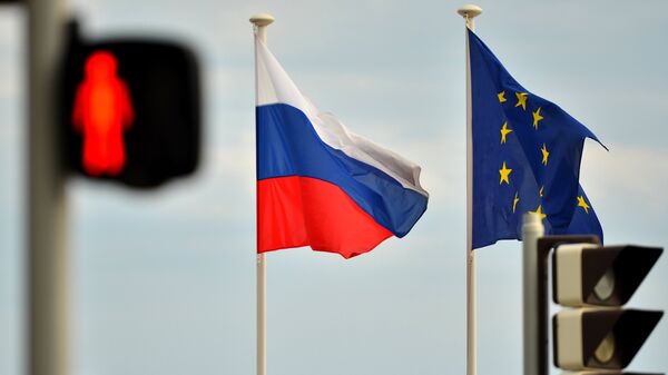 Флаги России, ЕС, Франции и герб Ниццы на набережной Ниццы - Sputnik Узбекистан