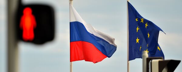 Флаги России, ЕС, Франции и герб Ниццы на набережной Ниццы - Sputnik Ўзбекистон