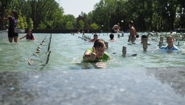 Дети купаются в фонтане - Sputnik Узбекистан