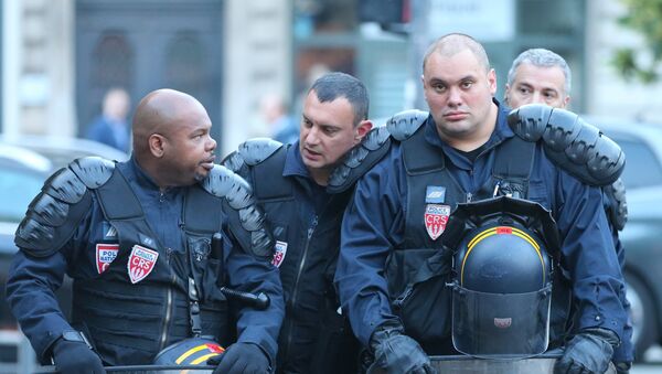 Сотрудники полиции на одной из улиц во французском городе Лилле. - Sputnik Узбекистан