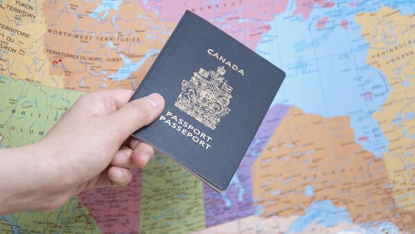 Канадский паспорт на фоне карты мира - Sputnik Ўзбекистон