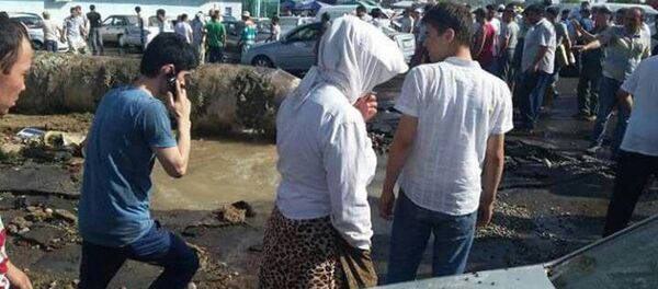 Тошкентдаги Ўрикзор бозори ҳудудида теплотрасса ёрилиб кетди Тошкентдаги Ўрикзор бозори ҳудудида теплотрасса ёрилиб кетди - Sputnik Ўзбекистон