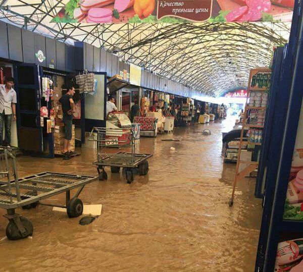 На территории ташкентского базара «Урикзор» прорвало теплотрассу На территории ташкентского базара «Урикзор» прорвало теплотрассу - Sputnik Узбекистан