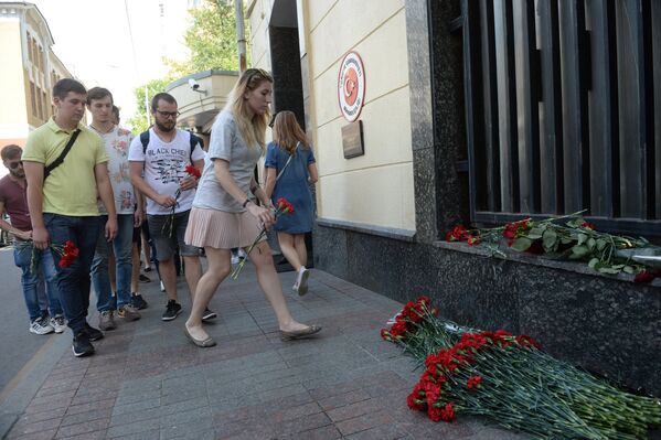 Цветы у посольства Турции в Москве в память о погибших в результате теракта в Стамбуле - Sputnik Узбекистан