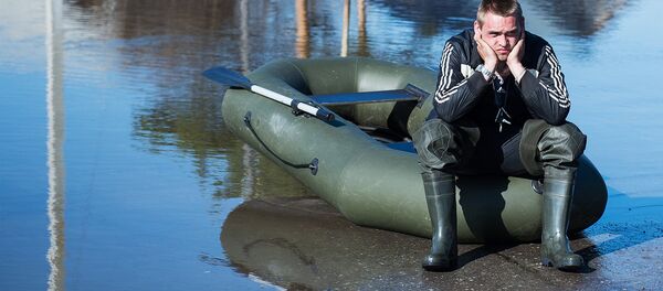 Местный житель рядом с жилыми домами, затопленными в результате паводка Местный житель рядом с жилыми домами, затопленными в результате паводка - Sputnik Узбекистан