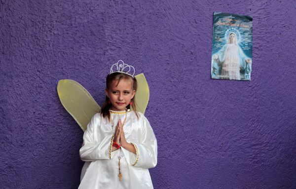 Девушка в костюме ангела - Sputnik Узбекистан