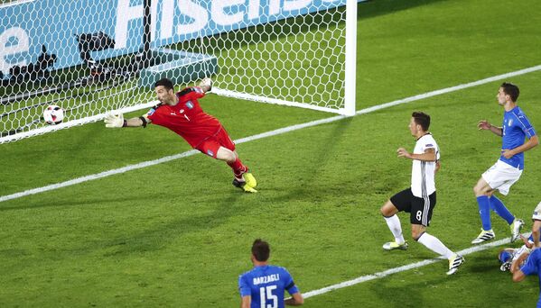Месут Озил забивает гол в ворота сборной Италии - Sputnik Узбекистан