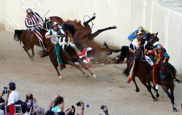 Падение жокея во время скачек на лошадях - Sputnik Узбекистан