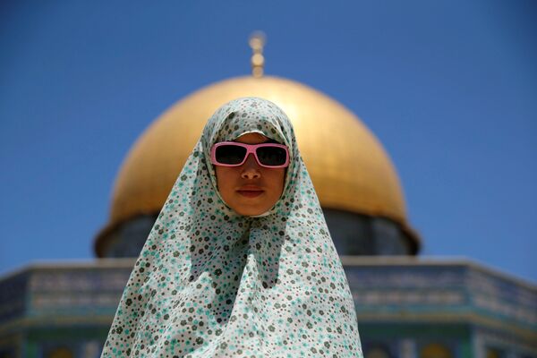 Палестинская девочка молится в последнюю пятницу Священного месяца Рамадан - Sputnik Узбекистан