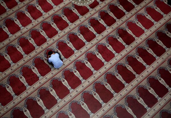 Мужчина-мусульманин молится в мечети - Sputnik Узбекистан