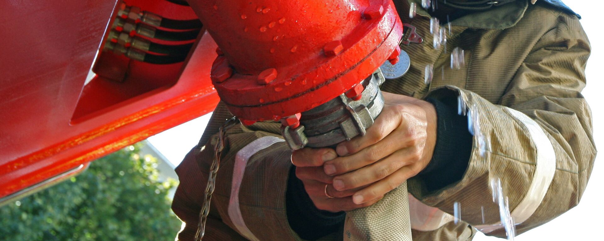 Пожарный закрепляет рукав шланга - Sputnik Узбекистан, 1920, 08.07.2016