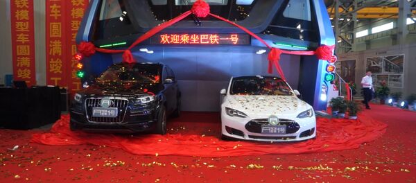 Транспорт будущего, или Как выглядит надземный автобус в Китае Транспорт будущего, или Как выглядит надземный автобус в Китае - Sputnik Узбекистан