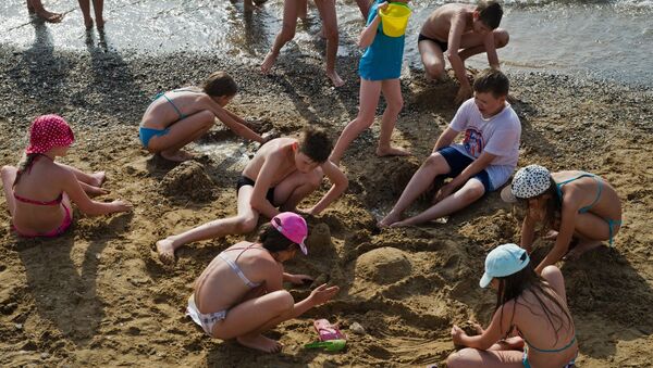 Дети отдыхают на пляже детского лагеря. - Sputnik Узбекистан