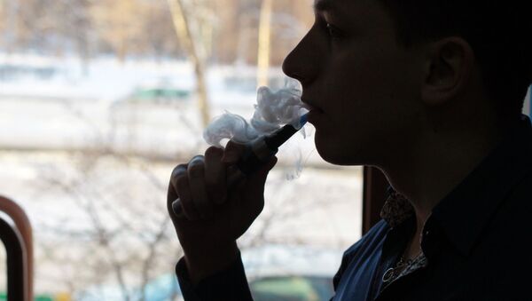 Мужчина курит электронную сигарету. - Sputnik Ўзбекистон