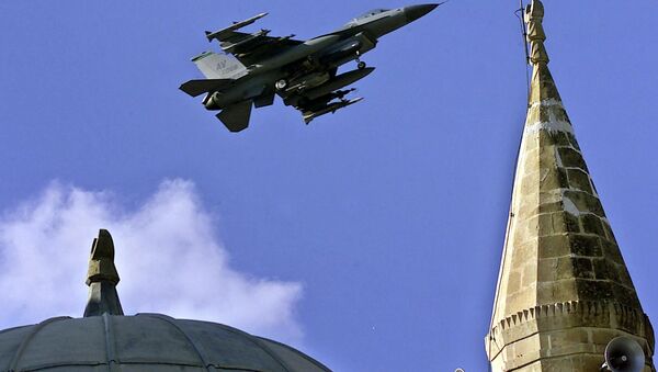 Американский F-16 над турецкой авиабазой Инджирлик. - Sputnik Ўзбекистон