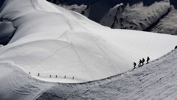 Альпинисты в окрестностях горы Монблан во французских Альпах - Sputnik Узбекистан