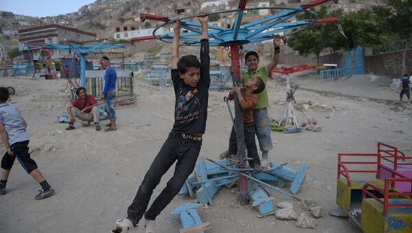 Афганские дети катаются на качелях в Кабуле - Sputnik Узбекистан