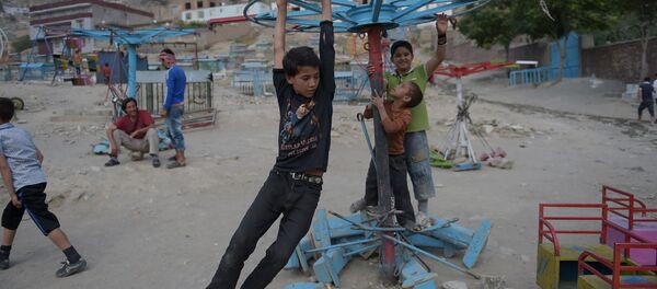 Афганские дети катаются на качелях в Кабуле. Архивное фото - Sputnik Узбекистан