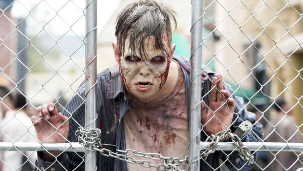 Мужчина в костюме зомби у ограды Universal Studios Hollywood в Калифорнии - Sputnik Ўзбекистон
