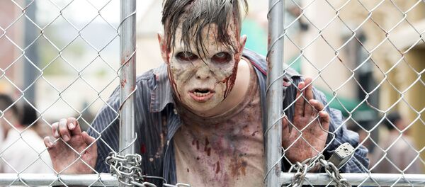 Мужчина в костюме зомби у ограды Universal Studios Hollywood в Калифорнии Мужчина в костюме зомби у ограды Universal Studios Hollywood в Калифорнии - Sputnik Ўзбекистон