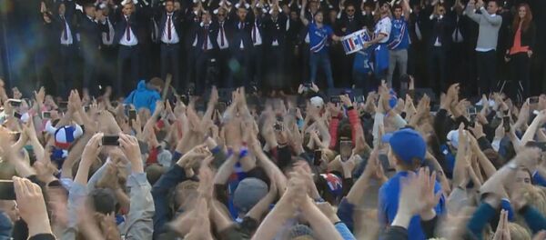 Многотысячным “Ху” Рейкьявик встретил футболистов сборной Исландии Многотысячным “Ху” Рейкьявик встретил футболистов сборной Исландии - Sputnik Узбекистан