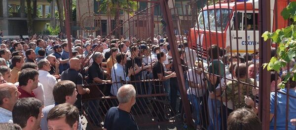 Протесты у здания МВД в Сухуми Протесты у здания МВД в Сухуми - Sputnik Узбекистан