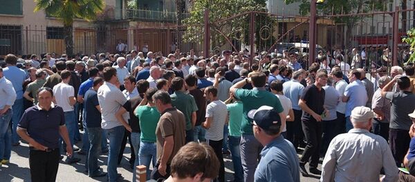 Участники митинга оппозиции собрались во вторник у здания МВД в Сухуме Участники митинга оппозиции собрались во вторник у здания МВД в Сухуме - Sputnik Узбекистан