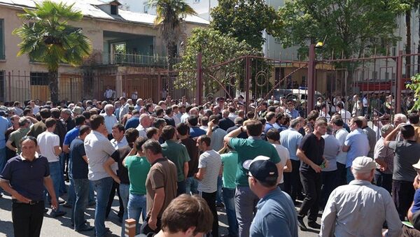 Участники митинга оппозиции собрались во вторник у здания МВД в Сухуме - Sputnik Узбекистан