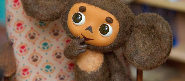 Кукла – персонаж из серии мультфильмов про Чебурашку - Sputnik Узбекистан
