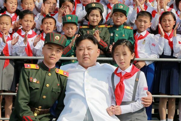Школьники стоят рядом с северокорейским лидером Ким Чен Ын - Sputnik Узбекистан