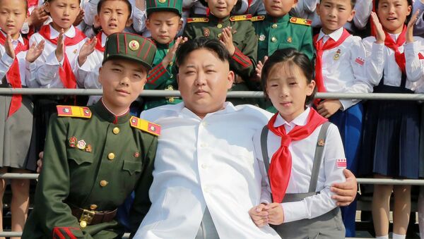 Школьники стоят рядом с северокорейским лидером Ким Чен Ын - Sputnik Ўзбекистон