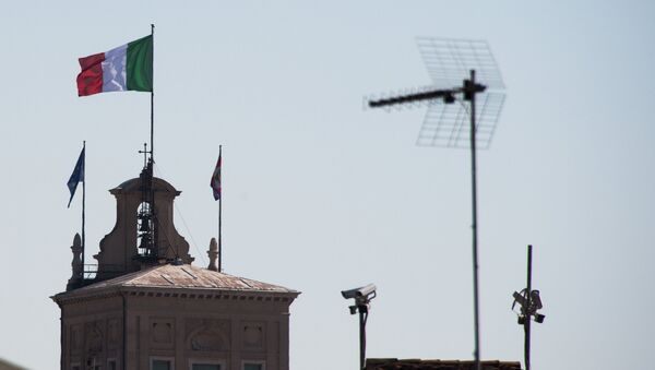 Флаги на крыше здания в Италии. - Sputnik Узбекистан