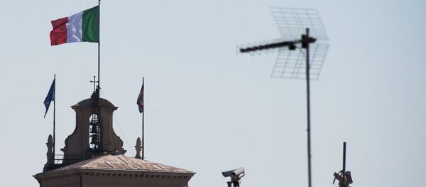 Флаги на крыше здания в Италии. - Sputnik Узбекистан