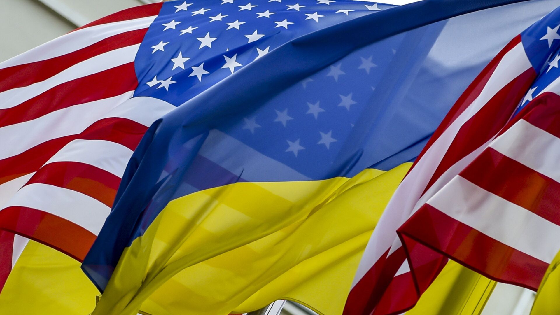 Флаги США и Украины - Sputnik Узбекистан, 1920, 07.09.2022