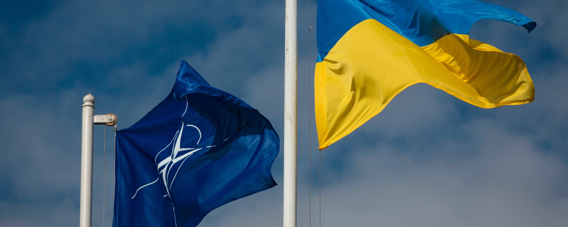 Национальный флаг Украины и флаг Организации Североатлантического договора (НАТО) - Sputnik Ўзбекистон, 1920, 08.04.2021