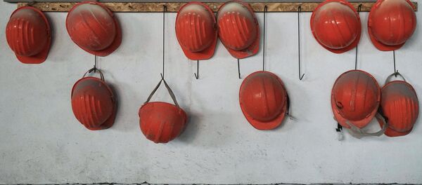 Каски рабочих на заводе - Sputnik Ўзбекистон