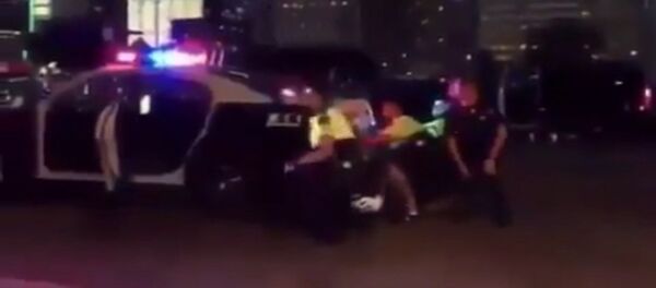 Звуки выстрелов в Далласе, где неизвестные убили полицейских - Sputnik Узбекистан