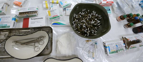 Медикаменты и каска с холостыми патронами - Sputnik Ўзбекистон