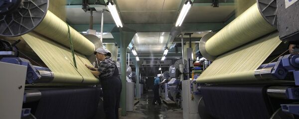 Ткацкий цех на предприятии - Sputnik Узбекистан