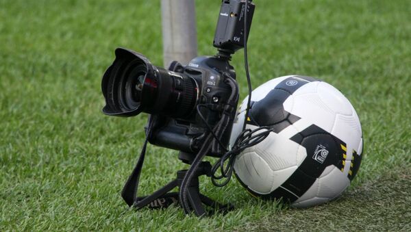 Masofadan boshqariladigan fotokamera, futbol uchrashuvi vaqtida - Sputnik Oʻzbekiston