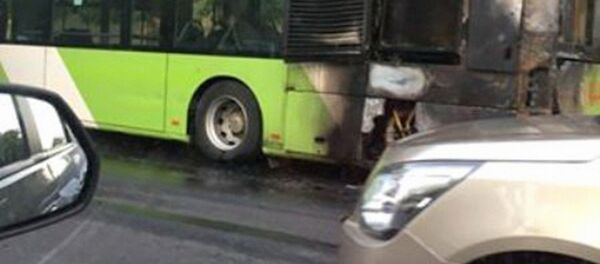 Жанубий вокзал олдида ёниб кетган автобус Жанубий вокзал олдида ёниб кетган автобус - Sputnik Ўзбекистон