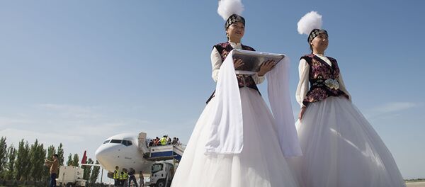 Девушки в национальных кыргызских костюмах Девушки в национальных кыргызских костюмах - Sputnik Узбекистан