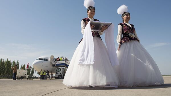 Девушки в национальных кыргызских костюмах - Sputnik Узбекистан