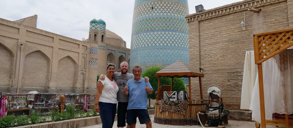 Швейцарские путешественники доехали до Узбекистана Швейцарские путешественники доехали до Узбекистана - Sputnik Узбекистан