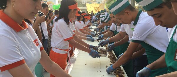 Приготовление 15-метрового лаваша на Алайском рынке Приготовление 15-метрового лаваша на Алайском рынке - Sputnik Узбекистан