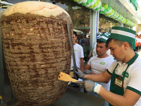 Олой бозорида 15 метрлик лаваш тайёрланди Олой бозорида 15 метрлик лаваш тайёрланди - Sputnik Узбекистан